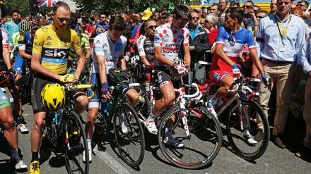 Schweigeminute vor dem Start. Der Gesamtführende Christopher Froome (l.) und die übrigen Fahrer gedenken vor der 14. Etappe der Tour de France den Terror-Opfern von Nizza.