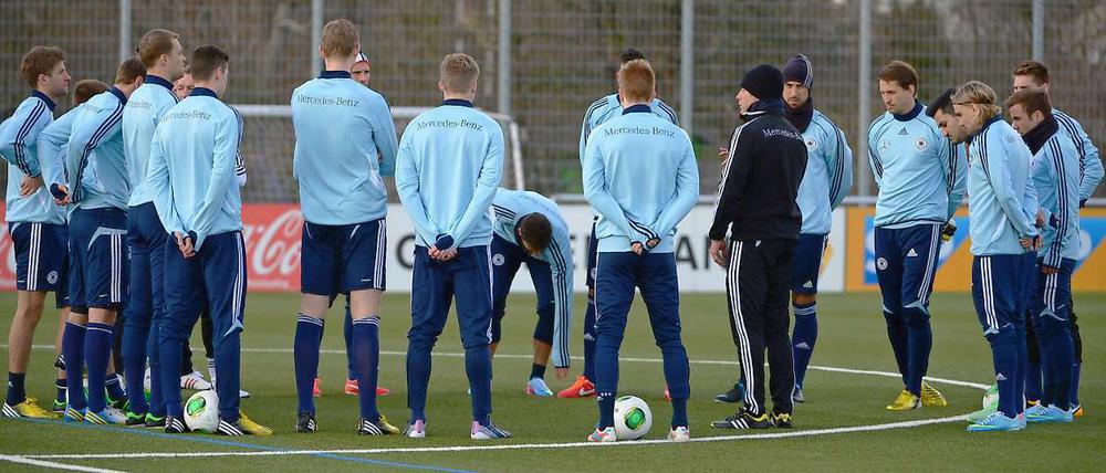 Vorbereitung auf ungewohntem Terrain. Die Nationalmannschaft trainiert in Frankfurt auf Kunstrasen.