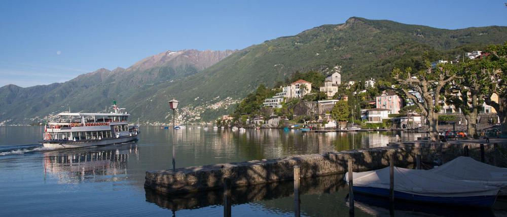 Schöne Aussichten für die EM. Ein Touristenboot hält am Lago Maggiore auf den Hafen von Ascona zu, wo die deutsche Nationalelf ihr Trainingslager abhält.