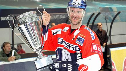 Pokal mit Verfallsdatum. Denis Pederson und die Eisbären gewannen 2010 die European Trophy.