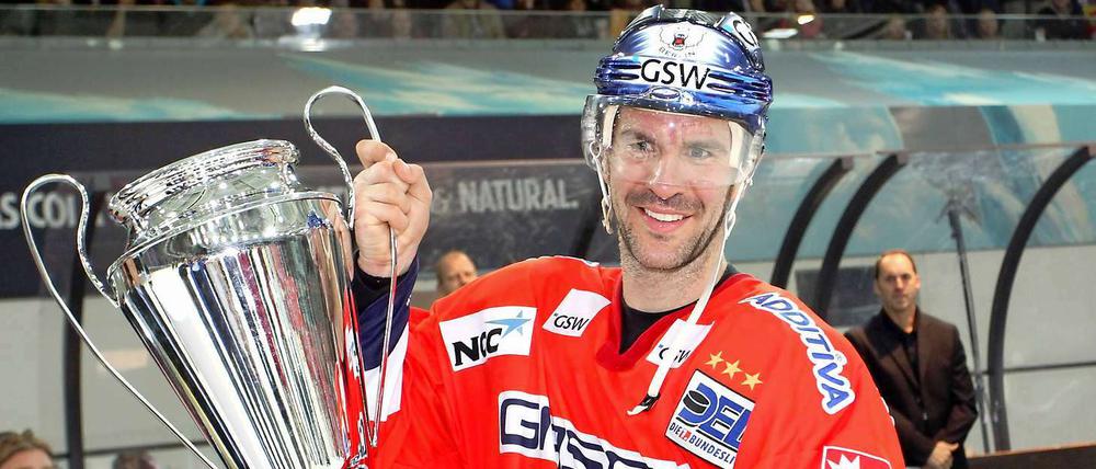Pokal mit Verfallsdatum. Denis Pederson und die Eisbären gewannen 2010 die European Trophy.