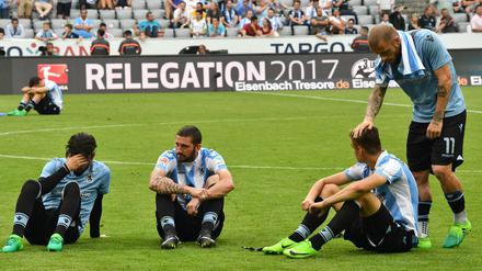 Trauer bei den Spielern von 1860 München nach der Niederlage in der Relegation gegen Regensburg. 
