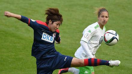 Die Wolfsburgerin Babett Peter (rechts) im Zweikampf mit der Potsdamerin Asano Nagasato.