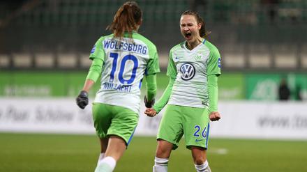 Matchwinnerin. Caroline Hansen (rechts, hier im Pokal gegen den SC Sand) schoss das Siegtor für Wolfsburg in Potsdam.