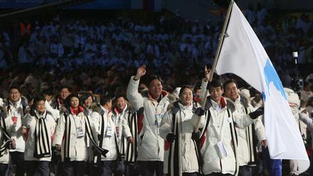 So soll es wieder werden: Nord- und Südkorea laufen gemeinsam bei der Eröffnungsfeier der Winterspiele 2006 in Turin ein.