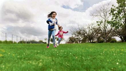 Toben, rennen, springen. Für Kinder ist vor allem die unangeleitete Bewegung wichtig, sagen Experten. Viele Eltern sind aber zu vorsichtig. 