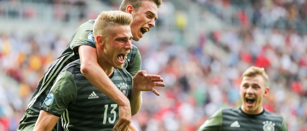 Finale, wir kommen. Deutschlands U21-Nationalspieler bejubeln den Einzug ins EM-Finale. 
