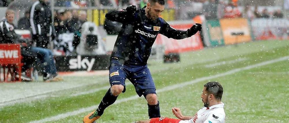 Kein Durchkommen im Schnee: Unions Außenverteidiger Marc Pfertzel (l.) wird vom Kölner Dominic Maroh (r.) vom Ball getrennt. 