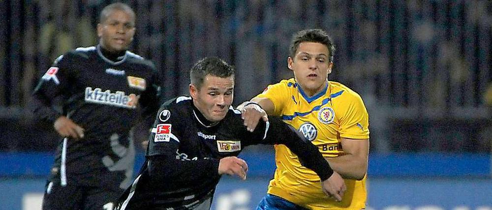 Kampf um den Ball: Mirko Boland von Braunschweig und der Unioner Christopher Quiring.