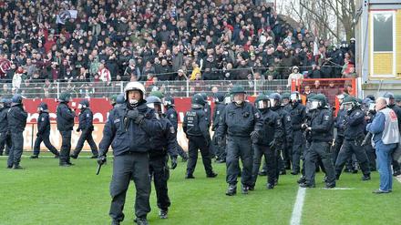 Beim Berliner Viertligaderby kam es auch zu einem Polizeieinsatz im Stadion-Innenraum.