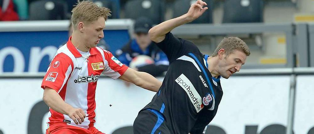 Zähes Ringen. Björn Jopek (li.) im Spiel gegen den FSV Frankfurt.