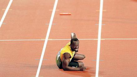 Usain Bolt zerrte sich im letzten Rennen den Oberschenkel. Die Zuschauer jubelten trotzdem, weil die britische Staffel siegte.
