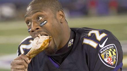 Mit Keule. Jacoby Jones von den Baltimore Ravens lässt es sich schmecken.