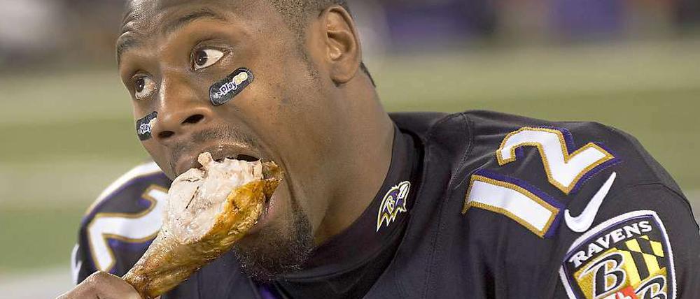 Mit Keule. Jacoby Jones von den Baltimore Ravens lässt es sich schmecken.