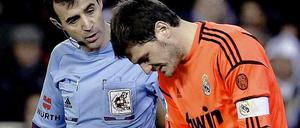 Iker Casillas hält sich im Pokalspiel gegen Valencia seinen verletzten Daumen.