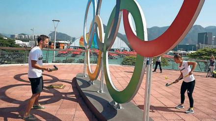 Olympische Eheringe. Valentin und Lisa Altenburg spielen sich in Rio die Bälle zu. Die dreijährige Tochter kommt auch noch nach. 