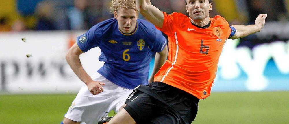 Van Bommels (rechts) Knieverletzung soll sich im EM-Qualifikationsspiel gegen Moldau verschlimmert haben. Dennoch lief der Niederländer am Dienstagabend gegen Schweden auf.
