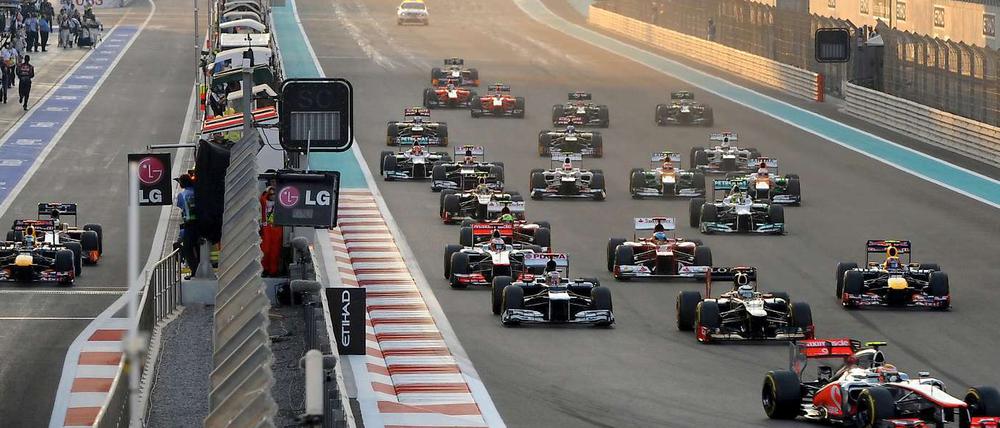 Erst am Rand, dann auf dem Treppchen: Red Bull-Fahrer Sebastian Vettel (l.) startete in Abu Dhabi von ganz hinten durch.