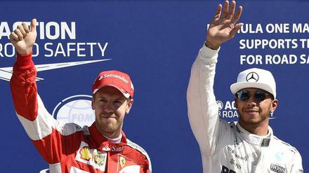 Sebastian Vettel (l.) will Lewis Hamilton am Sonntag im Rennen zumindest ein bisschen ärgern. 