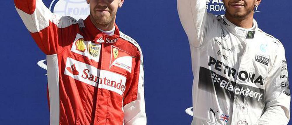Sebastian Vettel (l.) will Lewis Hamilton am Sonntag im Rennen zumindest ein bisschen ärgern. 