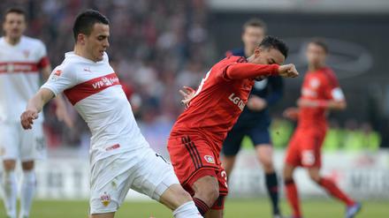  Stuttgarts Filip Kostic (l) im Zweikampf gegen Leverkusens Karim Bellarabi. 