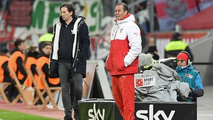 Himmelhoch jauchzend, zu Tode betrübt. Roger Schmidt ( Trainer Leverkusen ) und Huub Stevens ( Trainer Stuttgart ) verfolgen das Spiel ihrer Mannschaften.