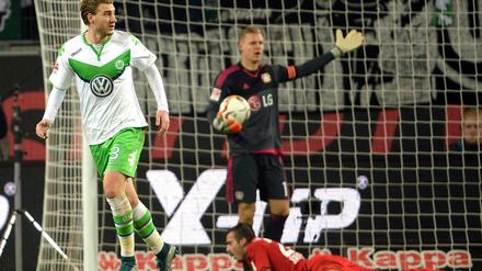 Wolfsburgs Nicklas Bendtner (links) schaut nach seinem Treffer zum 1:0 gegen Bayer 04 Leverkusen zum Linienrichter.