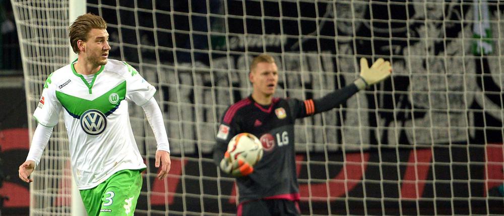 Wolfsburgs Nicklas Bendtner (links) schaut nach seinem Treffer zum 1:0 gegen Bayer 04 Leverkusen zum Linienrichter.