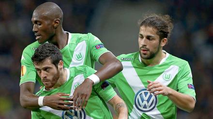 Wolfsburgs Vieirinha (vorne links) feiert seinen Treffer zur 1:0-Führung.