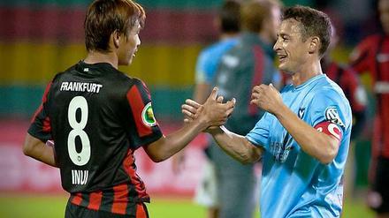 Danke und tschüs: Takashi Inui (links) von Eintracht Frankfurt und Ümit Ergirdi von FC Viktoria.