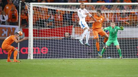 Treffer! Der Niederländer Robin van Persie erzielt das 3:0 - für die Tschechen.