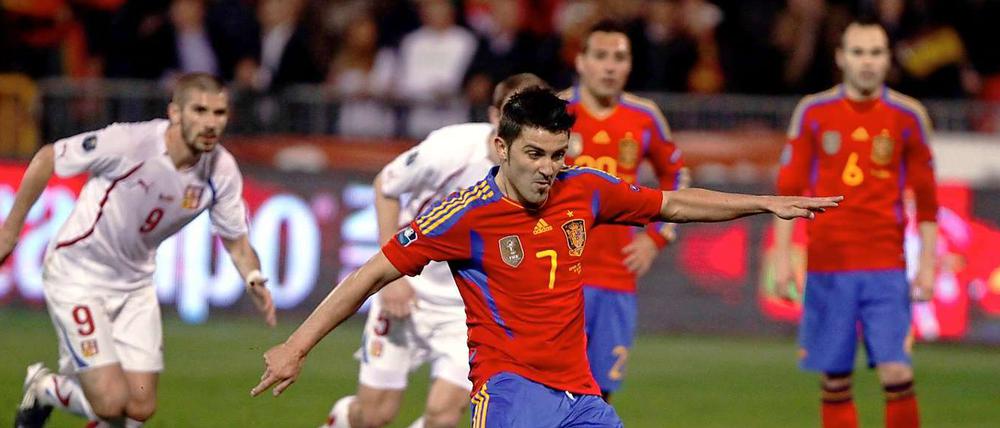 Elfmeter für Spanien: David Villa erzielt sein zweites Tor für Spanien beim Sieg gegen Tschechien.