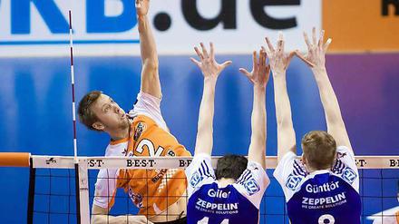 Berlins Paul Carroll steht gut in der Luft, am Ende durfte er mit den Volleys jubeln.