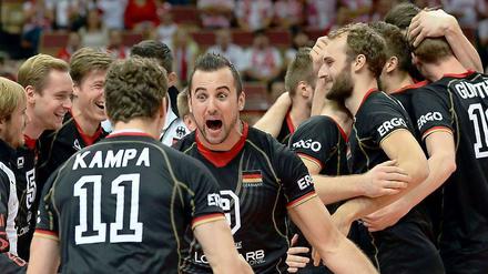 Jubel nach dem Marathon. Die deutschen Volleyballer feiern im 13. WM-Spiel den neunten Sieg und sind Dritter.