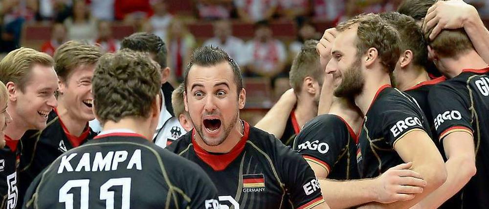 Jubel nach dem Marathon. Die deutschen Volleyballer feiern im 13. WM-Spiel den neunten Sieg und sind Dritter.