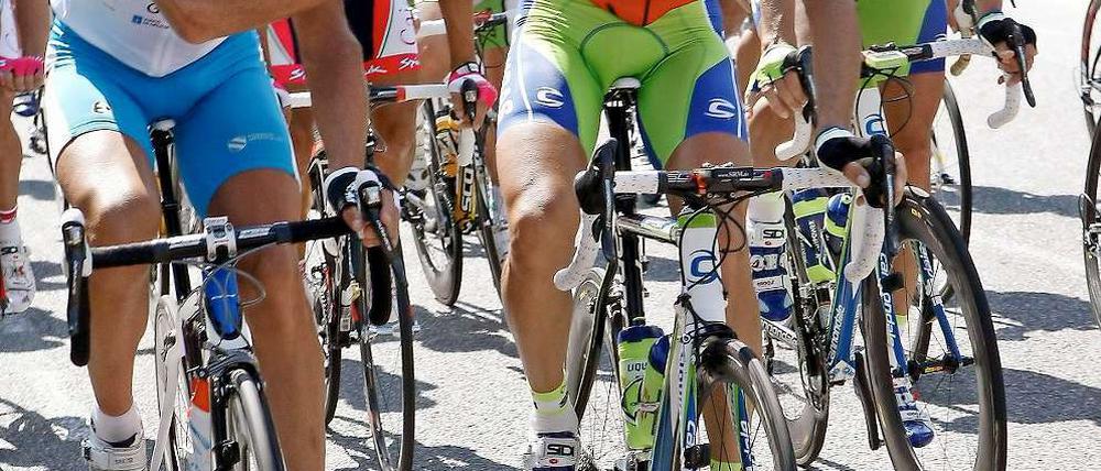 Hand in Hand aufs Podest: Vincenzio Nibali (r.) nimmt auf der letzten Vuelta-Etappe die Glückwünsche des Zweitplazierten Ezequiel Mosquera entgegen.
