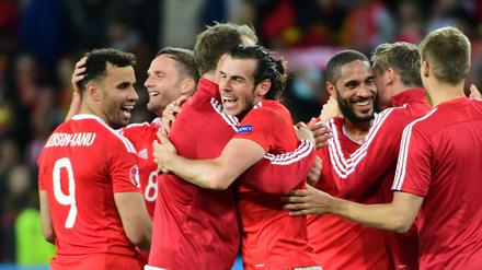 Die walisische Mannschaft feiert den Sieg über Belgien.