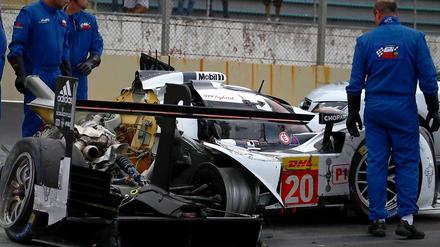 Mark Webbers Auto ist Schrott, der Fahrer selbst kaum mit kleineren Verletzungen und dem Schrecken davon.