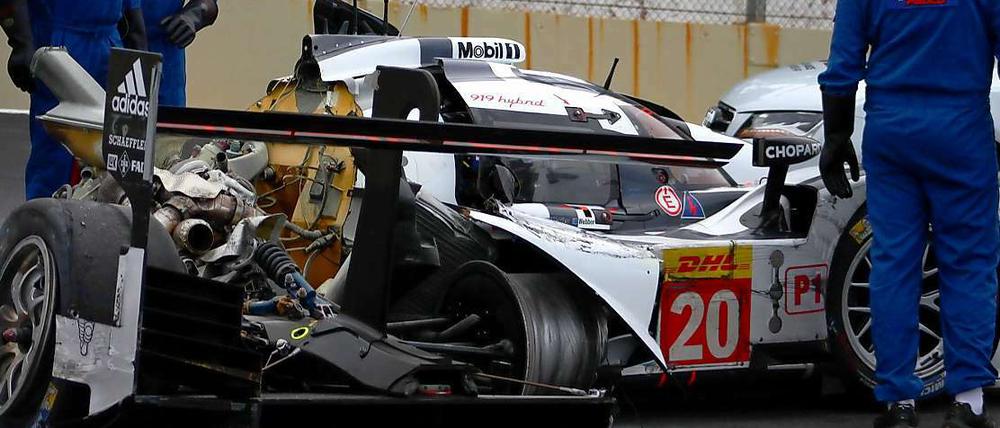 Mark Webbers Auto ist Schrott, der Fahrer selbst kaum mit kleineren Verletzungen und dem Schrecken davon.