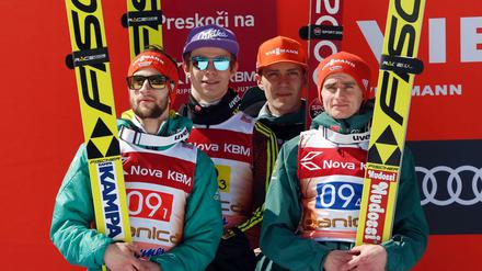 Erfolgreiches Quartett: Markus Eisenbichler (l-r), Andreas Wellinger, Stephan Leyhe und Richard Freitag aus Deutschland jubeln über den zweiten Platz nach dem Teamfliegen.
