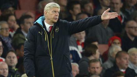 Fehlt nur noch der Schirm. Arsene Wenger steht bei Arsenal in der Kritik.