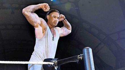 Seht her meine Muskeln: Tim Wiese steigt in den Wrestling-Ring in Frankfurt.