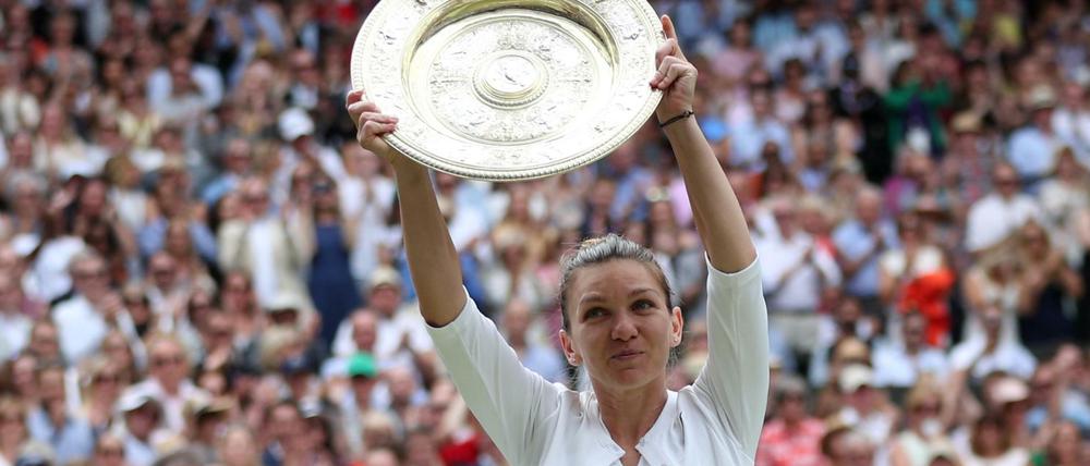 Süßer Erfolg: Simona Halep mit der Wimbledon-Trophäe