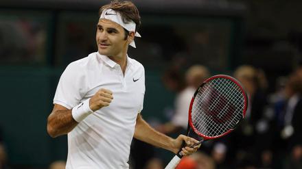 Roger Federer feiert seinen Sieg gegen Daniel Evans bei Wimbledon.