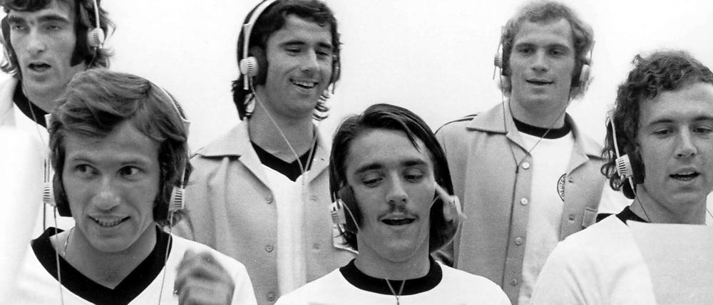 Goldene Kehlen? Als Fußballer wussten Jupp Heynckes (vorne links), Gerd Müller (hinten Mitte) und Franz Beckenbauer (vorne rechts) eher zu überzeugen denn als Sänger.