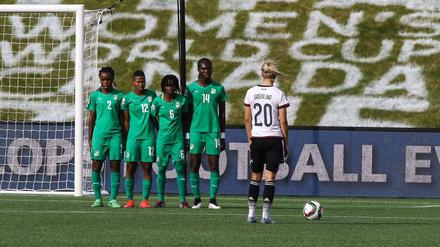 Vier gegen einen - und trotzdem chancenlos. Die Fußballerinnen der Elfenbeinküste waren den Deutschen klar unterlegen.