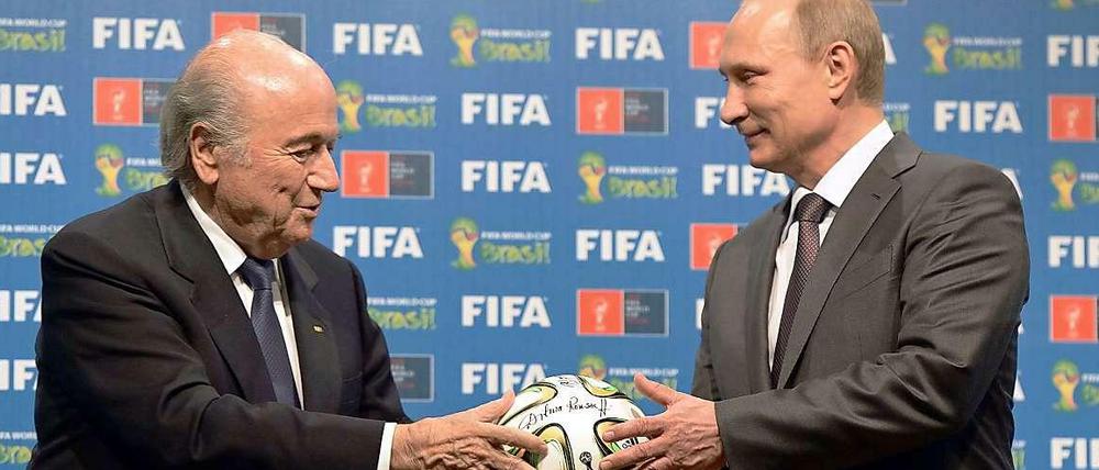 Fifa-Präsident Blatter (l.) übergibt Russlands Präsident Putin die nächste WM