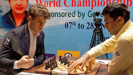 Magnus Carlsen (l.) steht kurz vor dem WM-Titelgewinn.