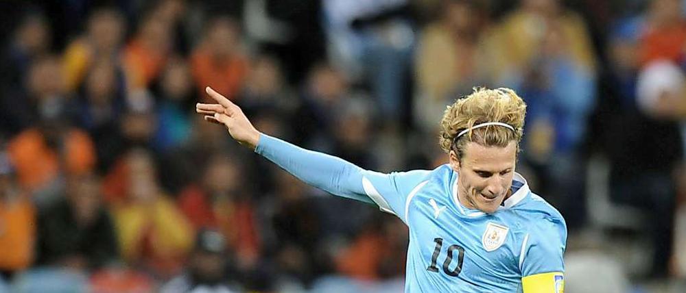 Himmelblauer Torgarant: Uruguays Diego Forlan will auch im "Kleinen" Finale gegen Deutschland wieder treffen. Bisher hat er vier Tore in sechs WM-Spielen erzielt.
