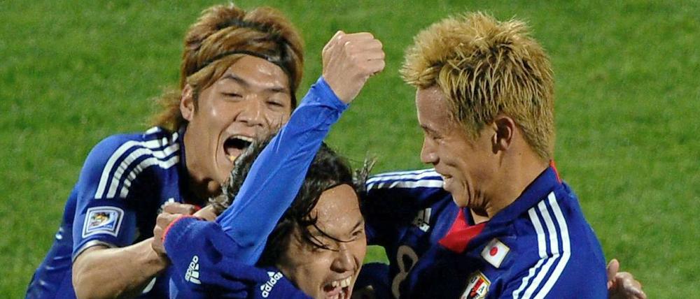 Tore! Tore! Tore! Japan jubelt: Mit einem 3:1 über Dänemark ziehen die Kicker aus Nippon ins Achtelfinale ein.